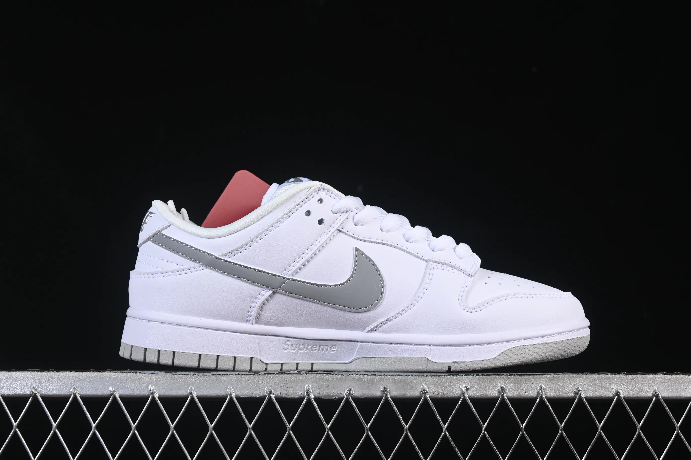 All Categories Nk SB Dunk Series Nk SB Dunk Low Low-top sneakers Supreme x Nike Dunk SB Dunk Low joint white low-top casual skateboard shoes HQ8487-100
